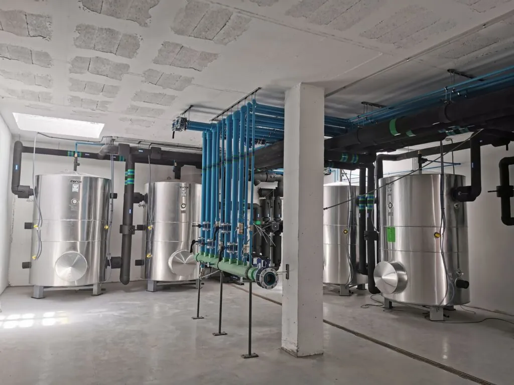 Sala de máquinas con acumuladores INEROX de acero inoxidable