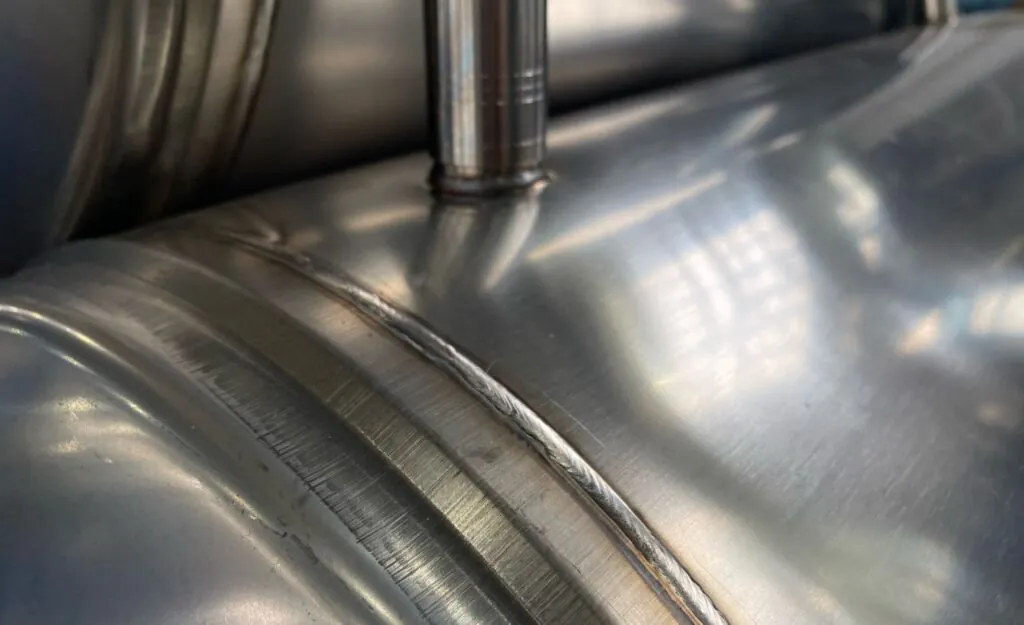 Detalle de soldadura robotizada en acero inoxidable